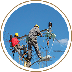 Técnicos trabajando en líneas eléctricas, representando el servicio de energía confiable en proyectos de Realty Grupo Inmobiliario